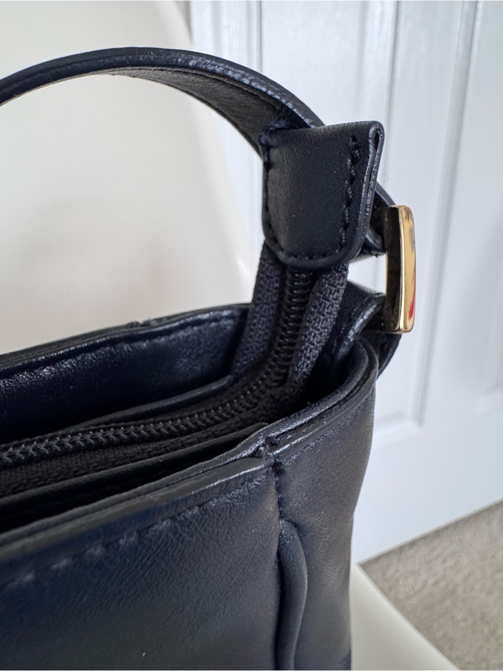 Etienne Aigner Black Leather Shoulder Bag Gold Hardware Minimalist Vintage Chic - Picture 6 of 15